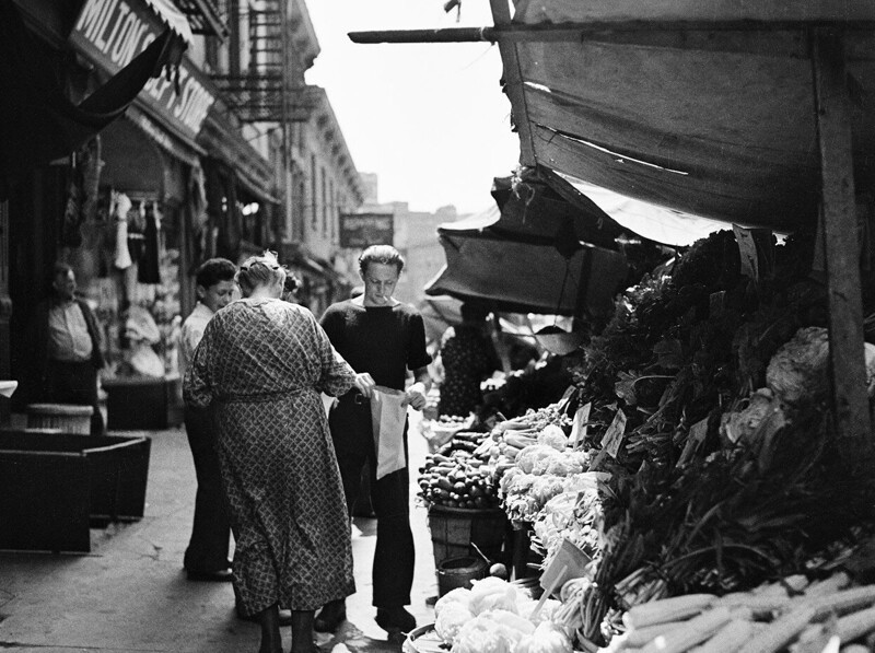 Овощная лавка на Бликер-стрит возле Церкви Помпейской Богоматери, август 1937 года.