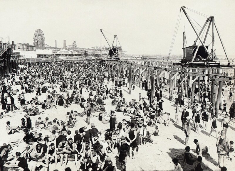 На пляже Кони Айленда в воскресенье, 30 июля 1922 года.