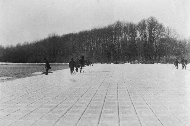 Люди рубят лед на озере Киссена в Квинсе. Снимок сделан приблизительно в 1860 - 1900 годах.