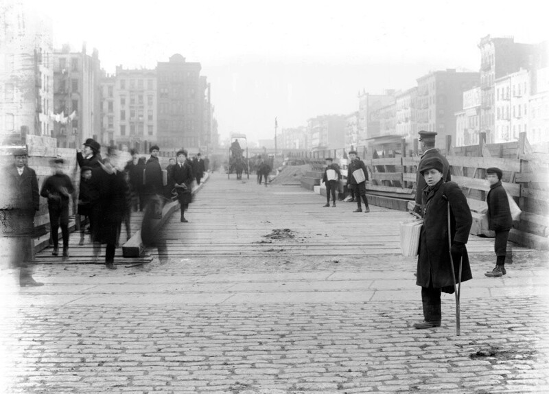 Одноногий мальчик-газетчик на Деланси-стрит, 26 декабря 1906 года.