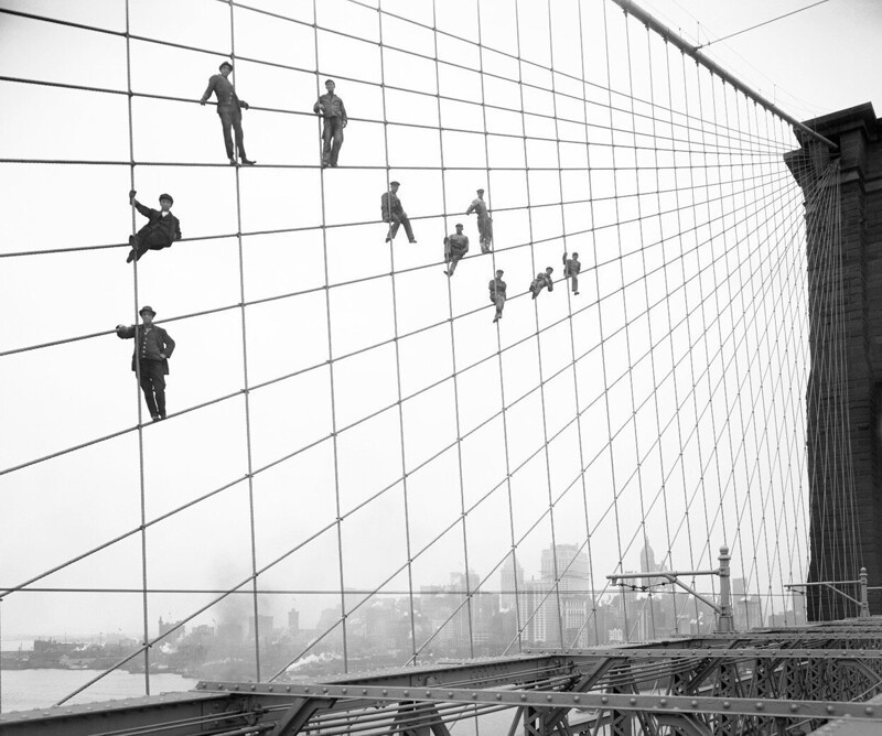 Маляры позируют на тросах Бруклинского моста, 7 октября 1914 года.