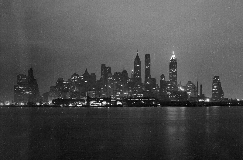 Ночной вид Нижнего Манхэттена с парома Статен-Айленд Ферри или Губернаторского острова, февраль 1938 года.