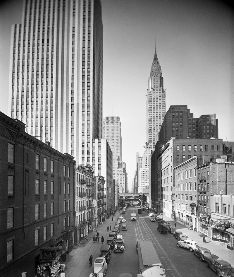 Вид 42-й улицы со 2-й авеню. Небоскреб «Крайслер-билдинг» находится в правом верхнем углу, «News Tavern» и «Goblet Bar» - в левом нижнем. Фотография была сделана приблизительно в 1935 – 1941 годах.