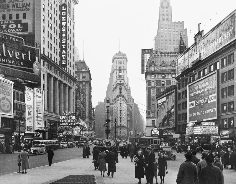 Таймс-сквер в Нью-Йорке. Небоскреб «Нью-Йорк таймс билдинг», кинотеатр «Loew's», гостиница «Astor», театр «Gaiety Theatre» и другие достопримечательности, 1938 год.