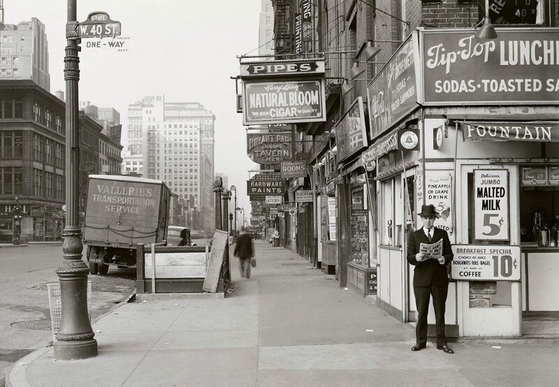 Мужчина читает газету с заголовком «Нацистская армия подошла к Парижу на 75 миль» на пересечении 6-й авеню и 40-й улицы в Нью-Йорке, 18 мая 1940 года.