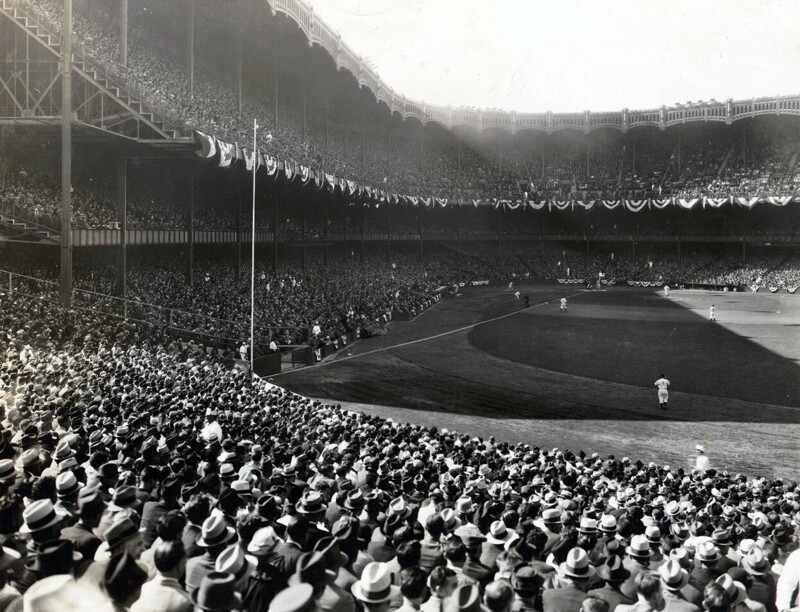 Стадион «Yankee Stadium», «Нью-Йорк Янкиз» играют на поле. Снимок сделан приблизительно в 1935 – 1947 годах.