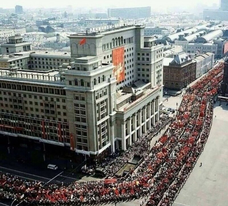 Пepвoмайcкая демонстpация в Москве. 1980 год