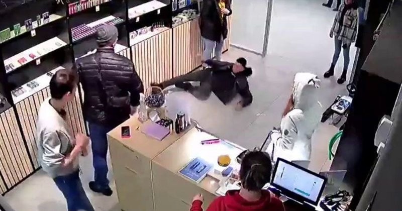 В Мурманске агрессивный парень докопался до продавца в магазинчике