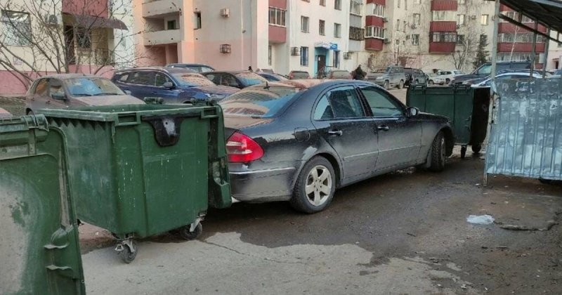 «Штраф» водителю "Мерседеса" за парковку возле мусорных баков от коммунальщиков