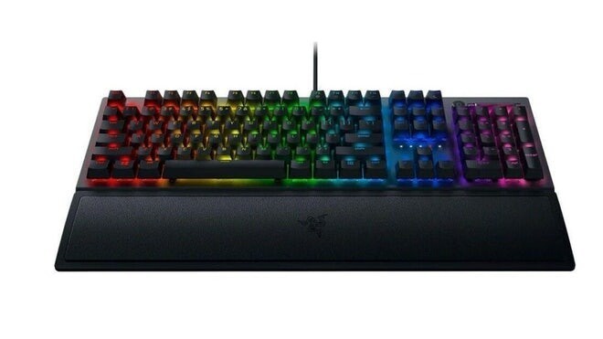Компьютерная клавиатура с разноцветной подсветкой