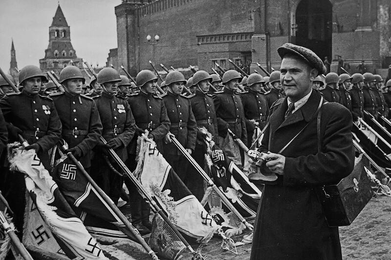 Евгений Халдей на съемке во время парада Победы в Москве, 24 июня 1945 года.