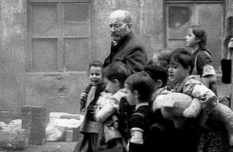 Януш Корчак идет вместе с детьми в газовую камеру. Треблинка. 6 августа 1942 год