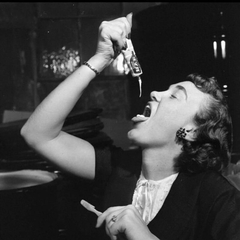 В 1954 году американец Дон Пойнтер изобрел зубную пасту со вкусом виски. В ней содержалось 3% алкоголя и она стала очень популярна среди любителей выпить.
