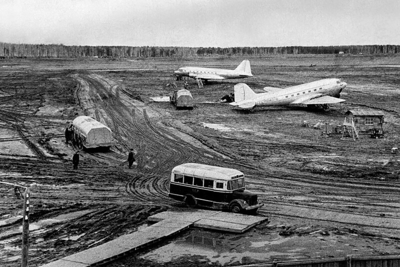Толмачёво — один из двух пассажирских аэропортов Новосибирска в 1957 год