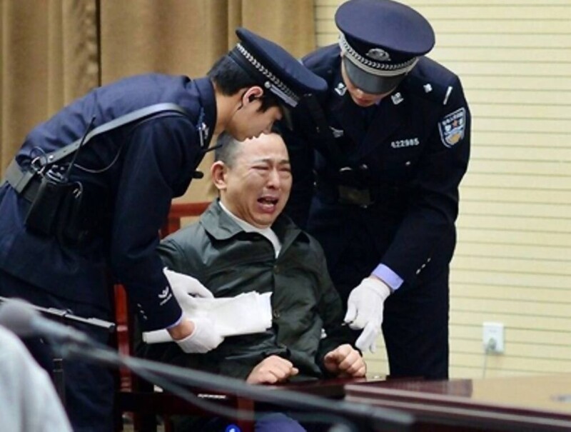 Китайский миллиардер Лю Хань в момент оглашения приговора о смертной казни. Он брал взятки и продвигал на должности своих родственников и друзей. 9 февраля 2015 год