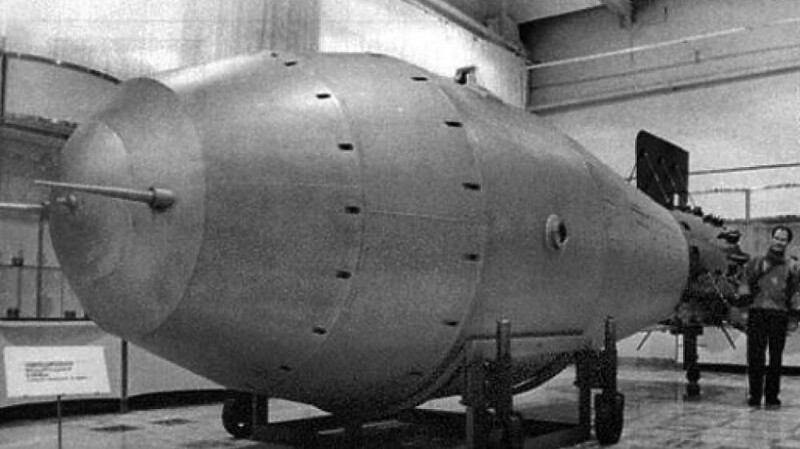 Самая мощная водородная бомба 20-го века - АН602, которой дали прозвище "Царь-бомба" и "Кузькина мать". Вес бомбы составлял 28 тонн. Была испытана в 1961 год