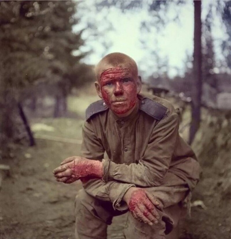 Советский солдат, выживший в сгоревшем танке. Вглядитесь в это простое русское лицо. Лицо человека, который спас не только свою Родину, но и этот мир от коричневой чумы!