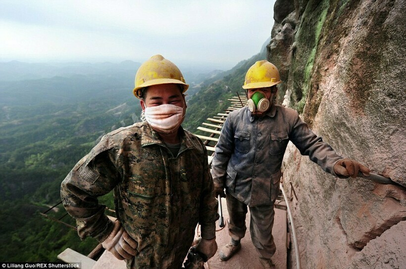 Головокружительные фото о том, как в Китае строили горный аттракцион на высоте