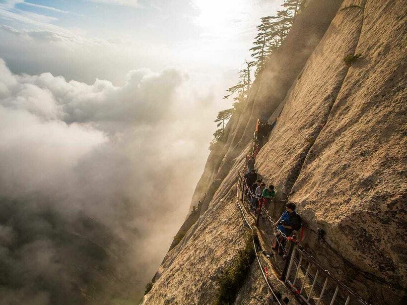 Головокружительные фото о том, как в Китае строили горный аттракцион на высоте