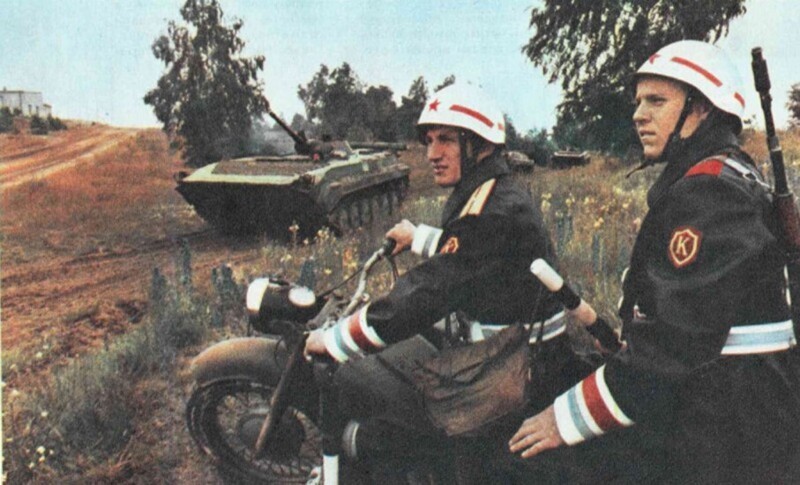 Военные регулировщики в ходе учений в Группе советских войск в Германии; ~ 1970-е