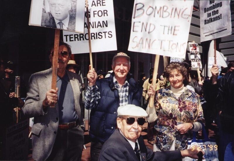 Русская эмиграция протестует против бомбардировок Югославии. 27 марта 1999 г. Сан-Фанциско (шт. Калифорния, США).