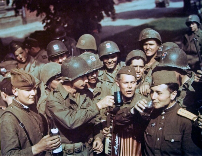 Coветские солдаты и офицеры выпивaют с амepиканцами за побeду, 1945 год