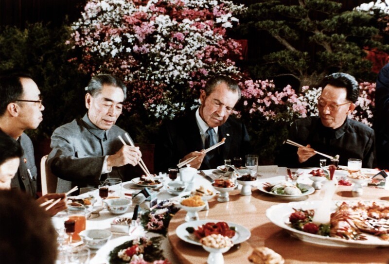 Президент США Ричард Никсон пытается обедать с китайским премьером Чжоу Эньлай. Пекин, 1972 год