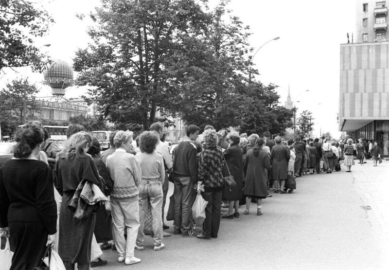 Очередь за югославскими конфетами в кондитерский магазин в Москве, 1990 год