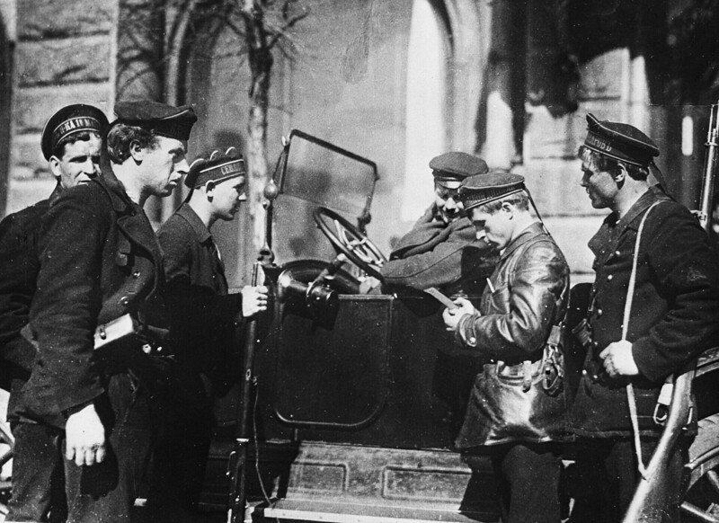 Морской патруль проверяет документы у шофера около Смольного, 1917 год, Петроград