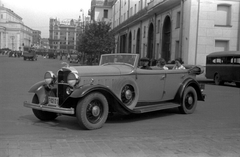 "Линкольн" возле гостиницы "Метрополь". 1933 год