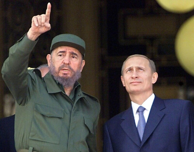  Фидель Кастро общается с Владимиром Путиным во время визита президента России в Гавану в 2000 году
