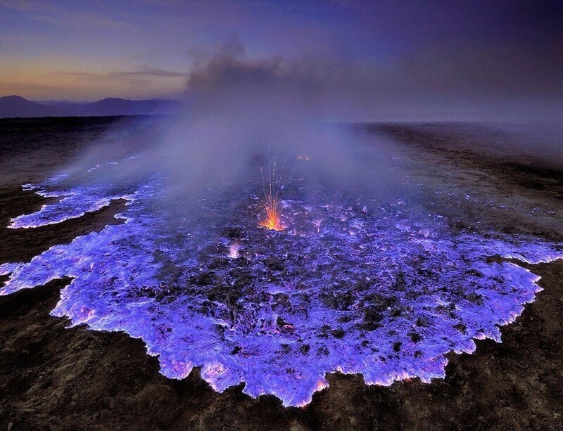 Эфиопский вулкан с синей лавой