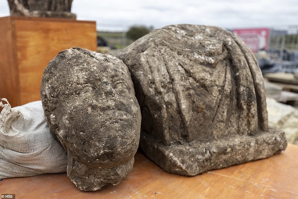 Очистка древнеримских бюстов, найденных британскими археологами, выявила новые сложные детали