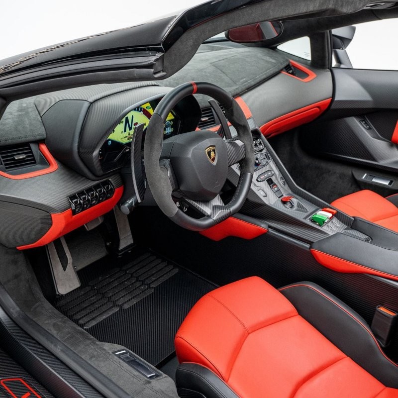 Единственному в мире Lamborghini Veneno Roadster с "голым" карбоном нужен новый дом