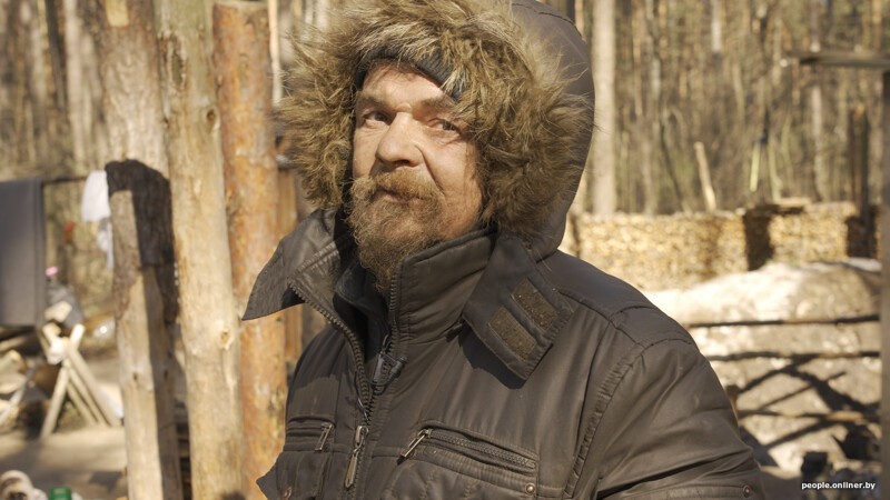 Белорус разбил лагерь рядом с городом и прячется там от безумия мира