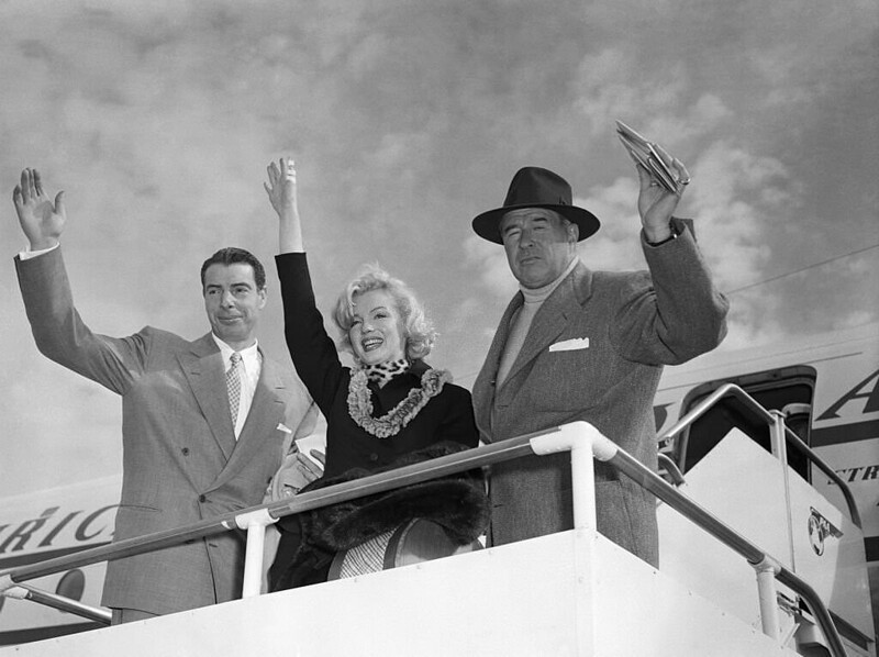 23. Мэрилин Монро и Джо Ди Маджо машут рукой из самолета, 1954 год