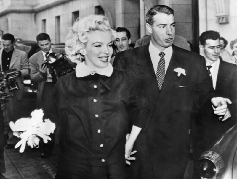 14. Джо Ди Маджо и Мэрилин Монро выходят из мэрии Сан-Франциско после свадьбы