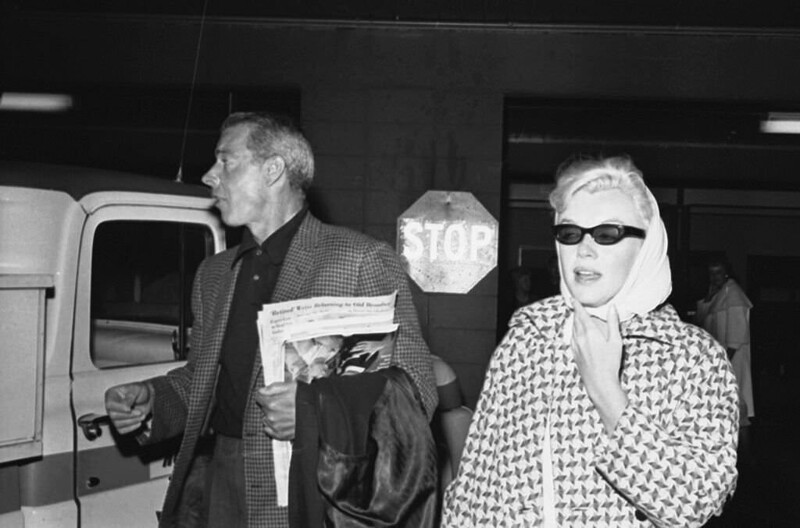 2.  Мэрилин Монро и Джо Ди Маджо пытаются проскользнуть на борт самолета до Нью-Йорка в тайне от фотографов