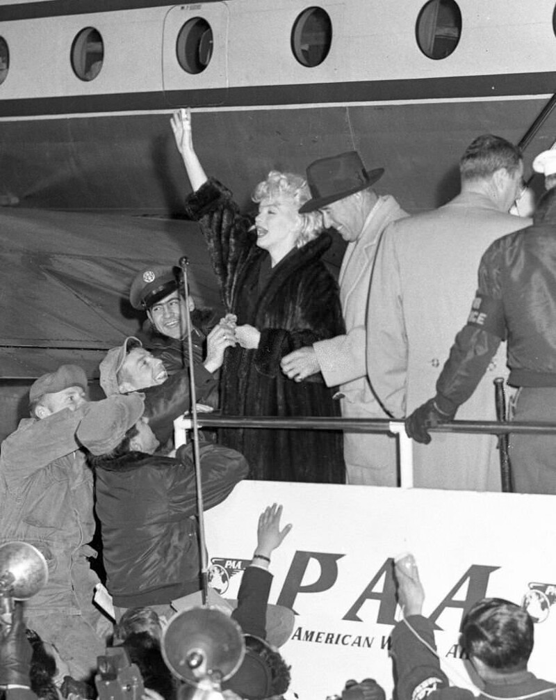 20. Мэрилин Монро и Джо Ди Маджо по прибытии в отель «Империал» 1 февраля 1954 года в Токио