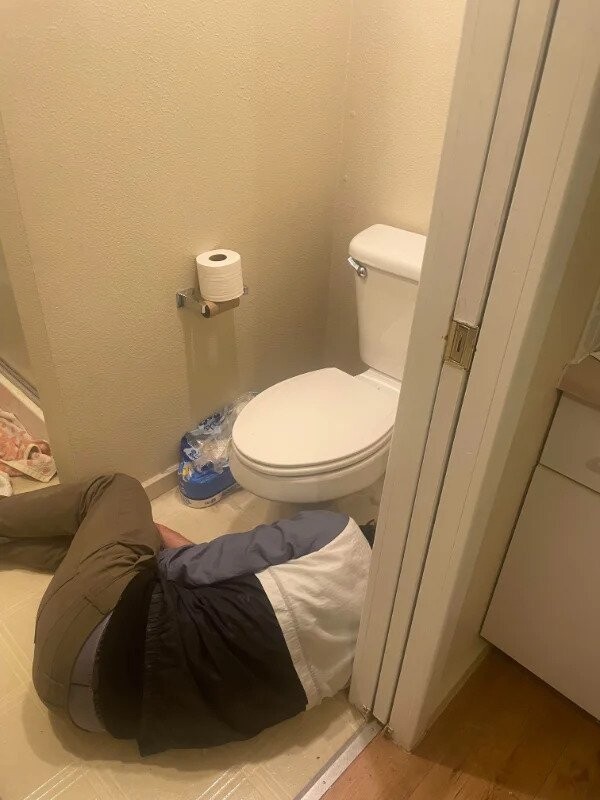 "Ночью я пошел в туалет и обнаружил, что мой сосед по комнате напился и уснул там, полностью перекрыв путь к унитазу"
