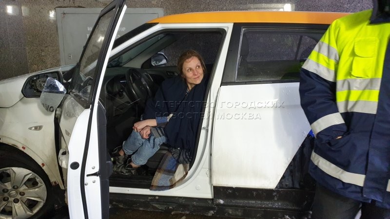 Эффектно завершила аренду: в Москве пьяная женщина на каршеринге заехала в подземный пешеходный переход