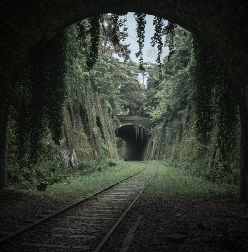 17. Заброшенные железнодорожные пути с сохранившимися туннелями