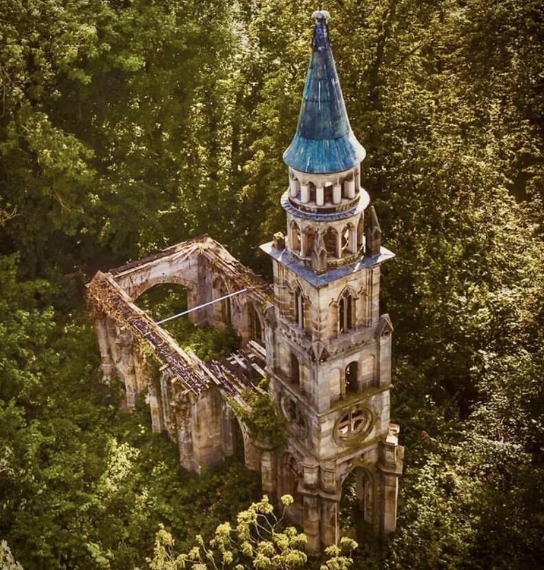 7. Великолепная церковь, которая сейчас находится в руинах