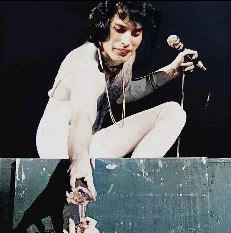 Фредди Меркьюри отдаёт бокал фанату. 1970-е