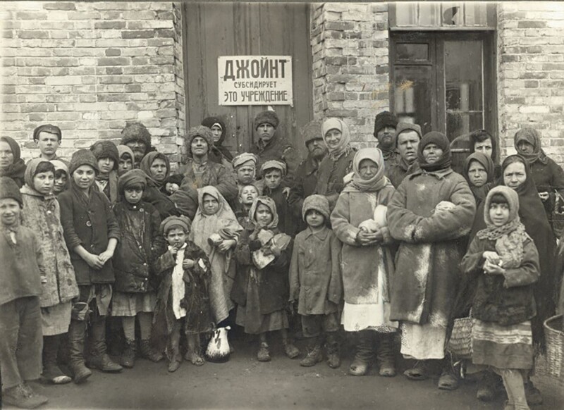 Украинцы ждут открытия столовой Красного Креста в Александровске, 1921 год