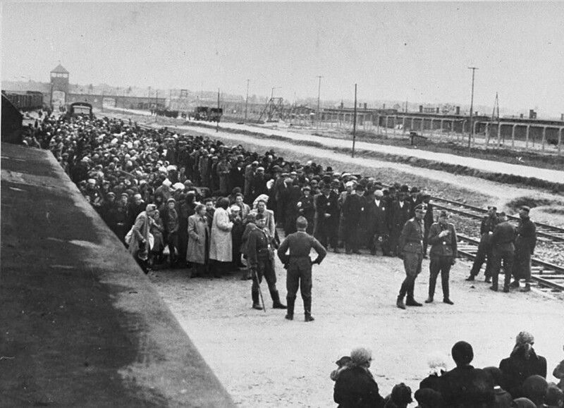 Евреи из Подкарпатской Руси на отборочной рампе Освенцима II, Май 1944 года