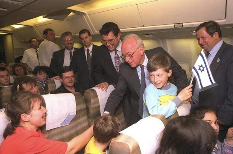 Премьер-министр Израиля Ицхак Рабин приветствует еврейских иммигрантов из России, 27 апреля 1994 года