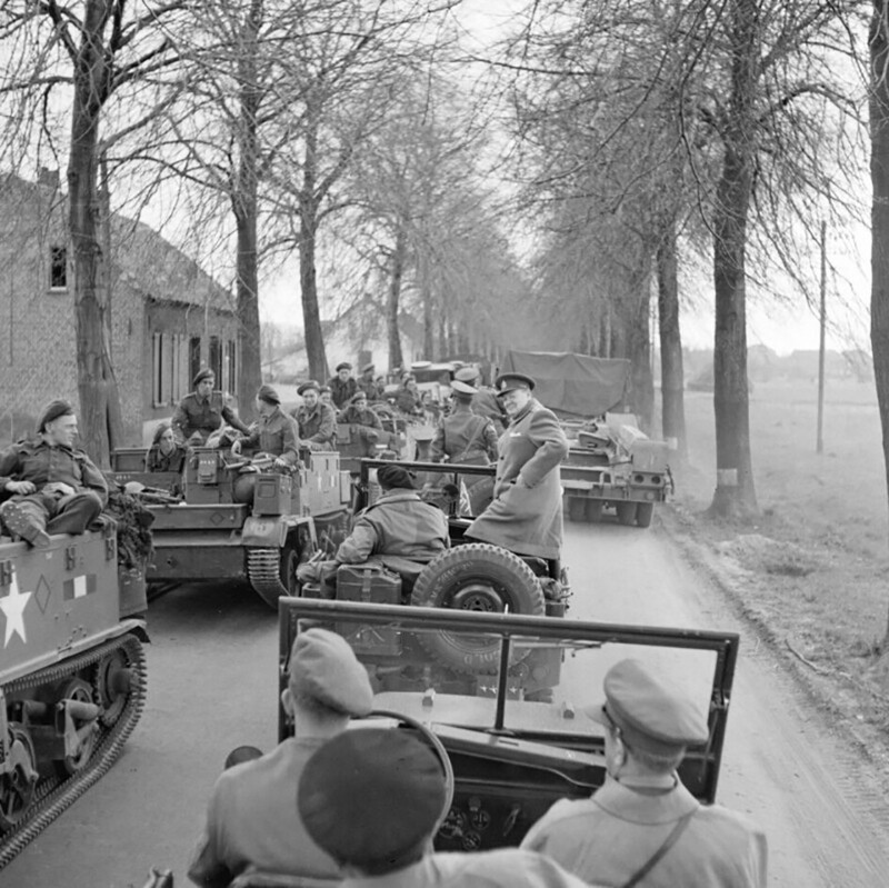 Уинстон Черчилль и фельдмаршал Монтгомери проезжают мимо войск вдоль Рейна, 26 марта 1945 года