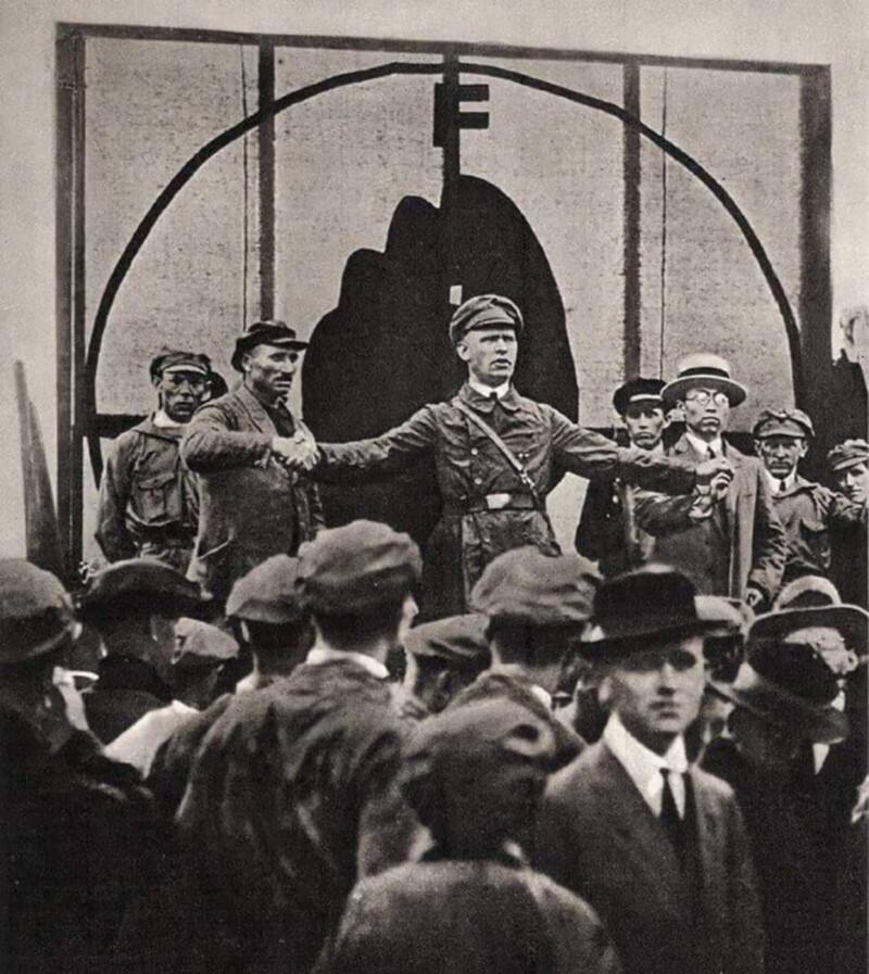 Эрнст Тальман на митинге с русскими и китайскими рабочими, Гамбург, Германия, 1926 год