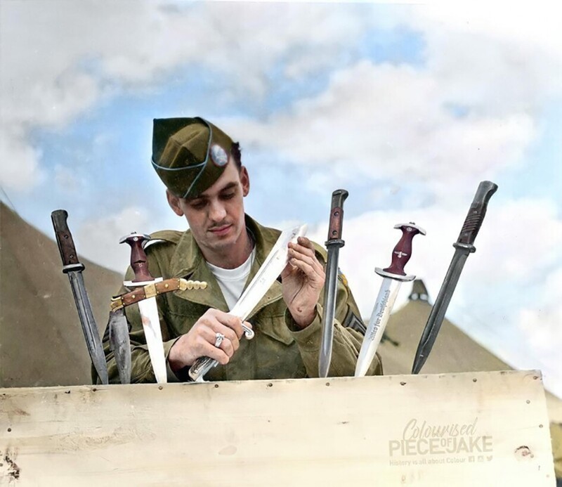 Десантник сержант Джо Лобит со своей коллекцией немецких ножей, которые он приобрел во время службы в Германии в последние месяцы войны, 1945 год